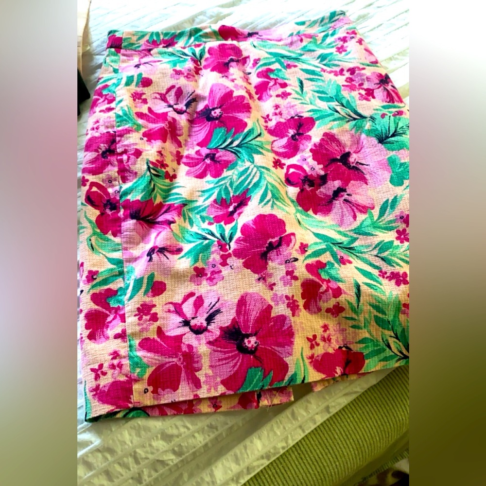 Summer-y hibiscus skirt in pink.